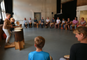 Gemeinsames Trommeln mit der Musikschule Trommelkunst: Ein rhythmisches Erlebnis für alle